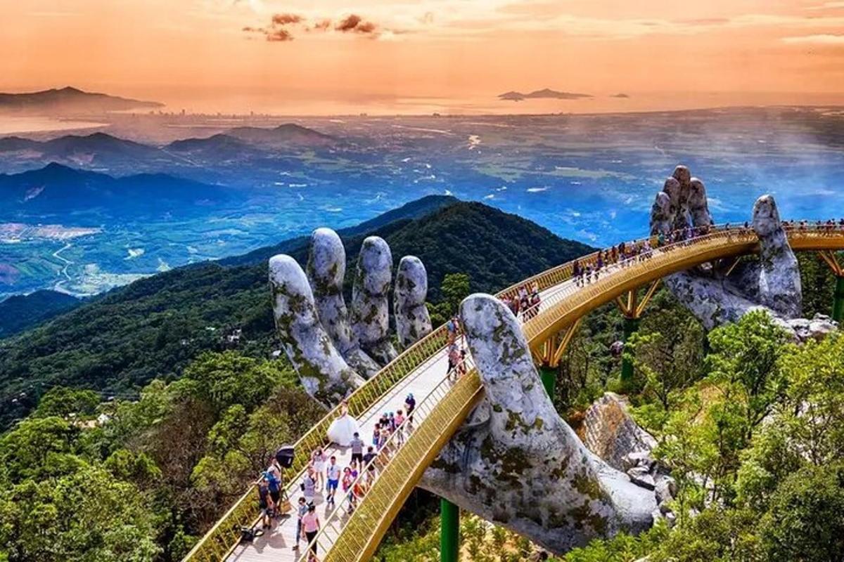 un gruppo di persone in piedi su un ponte con una campata in mano