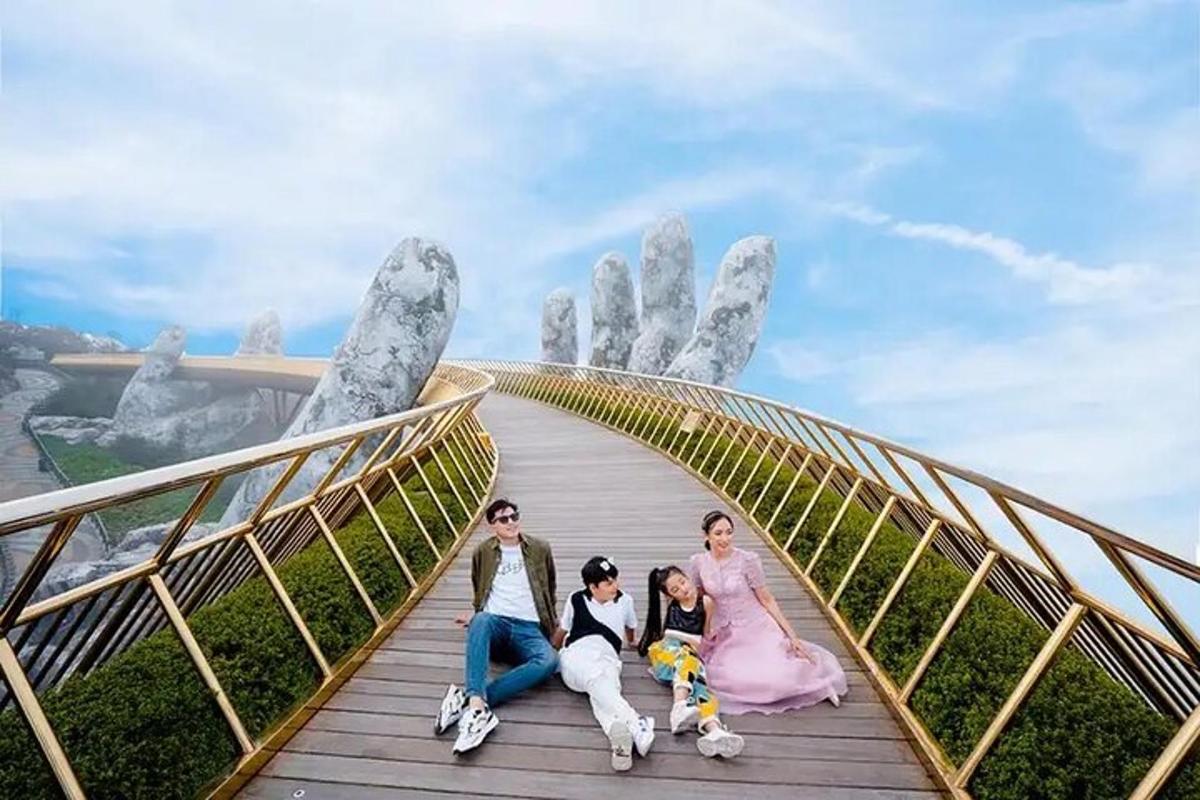 un gruppo di persone sedute su un ponte