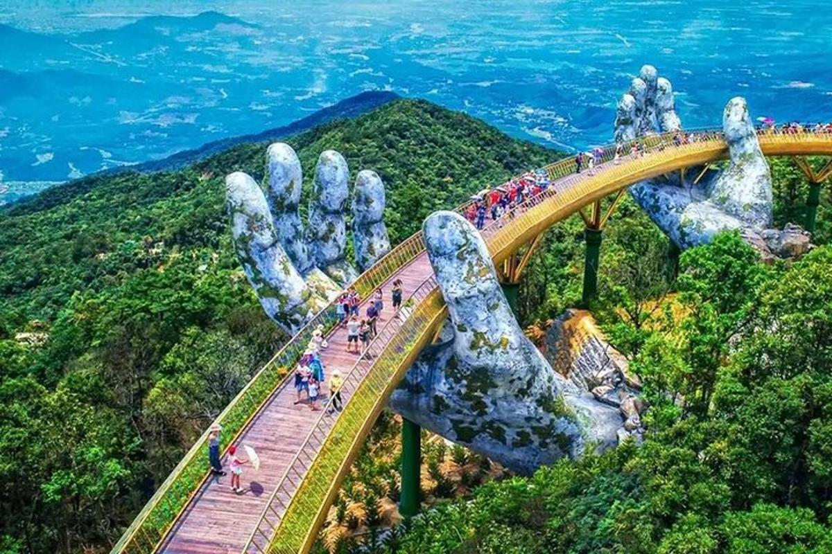 un gruppo di persone su un ponte in montagna