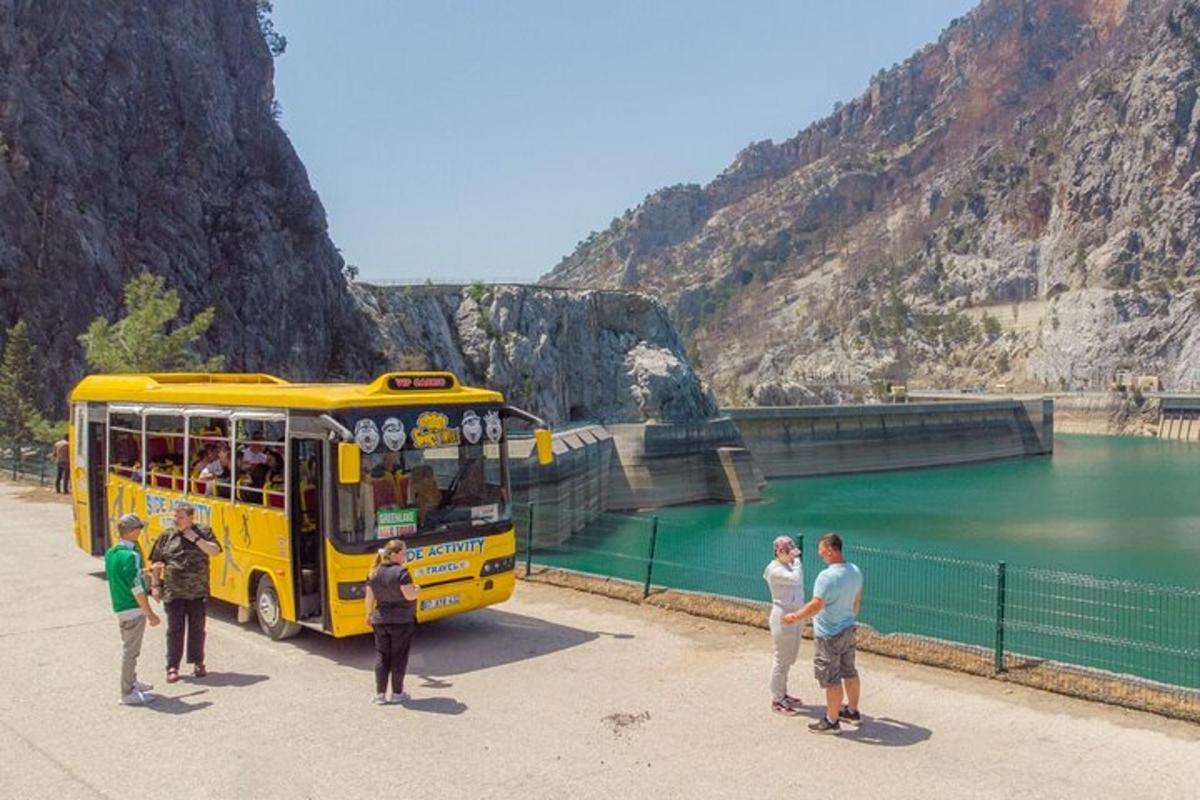 egy csoport ember áll egy sárga busz körül