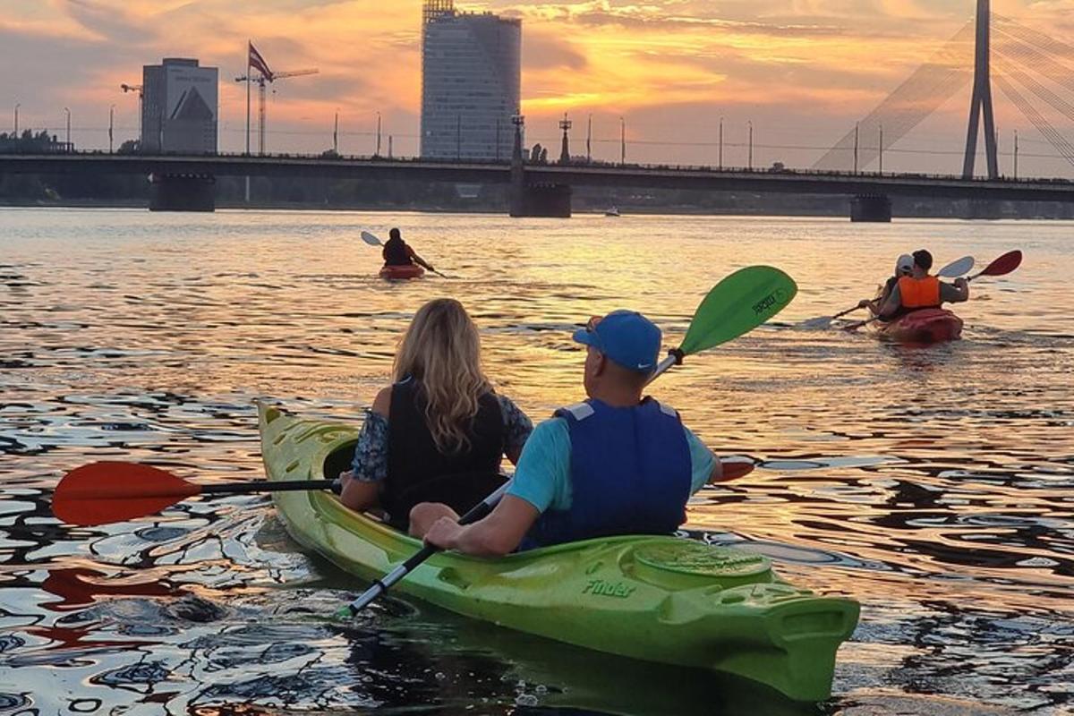 un gruppo di persone che fa kayak sull'acqua al tramonto