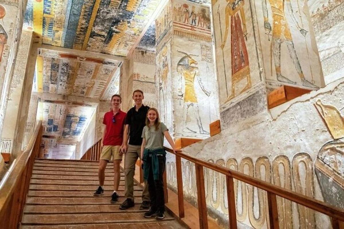 grupp inimesi, kes seisavad maalidega hoone trepil