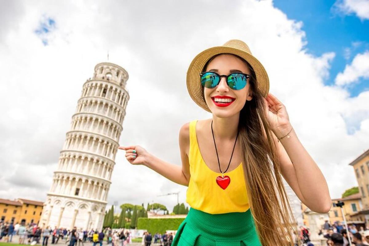una donna davanti alla torre pendente di Pisa
