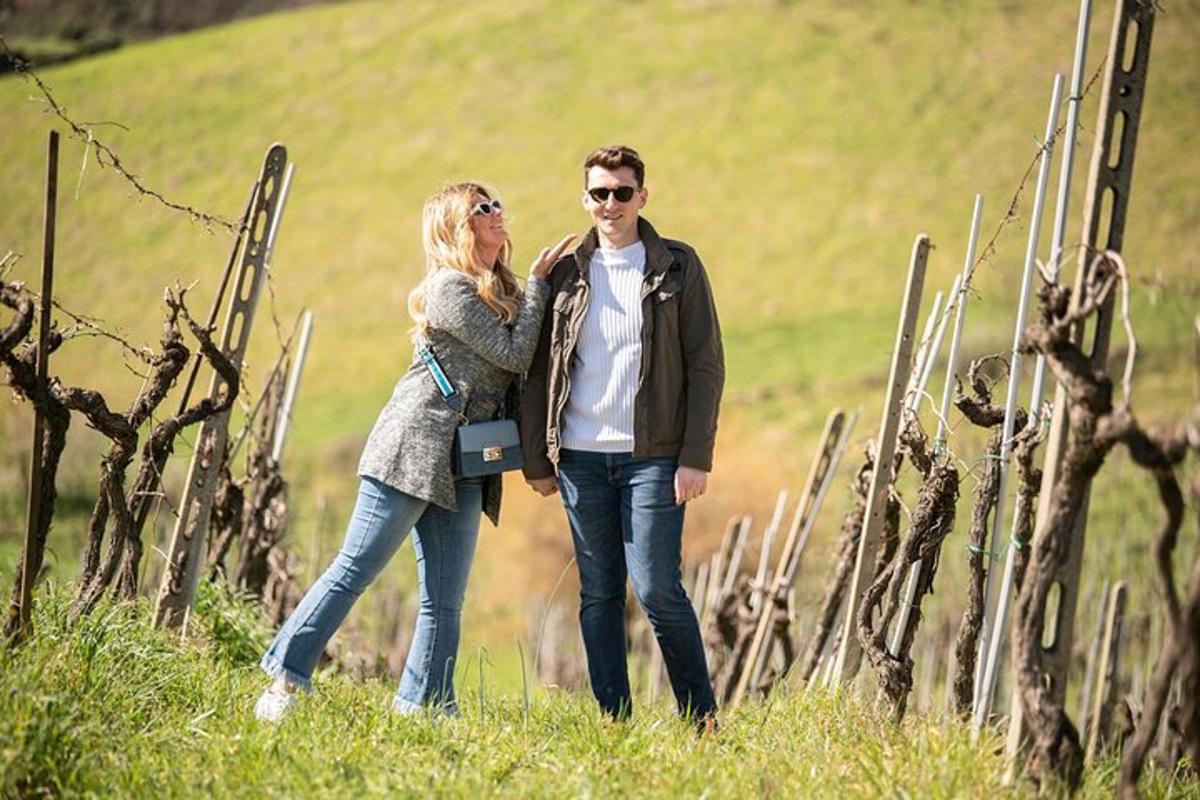 muž a žena procházející se polem