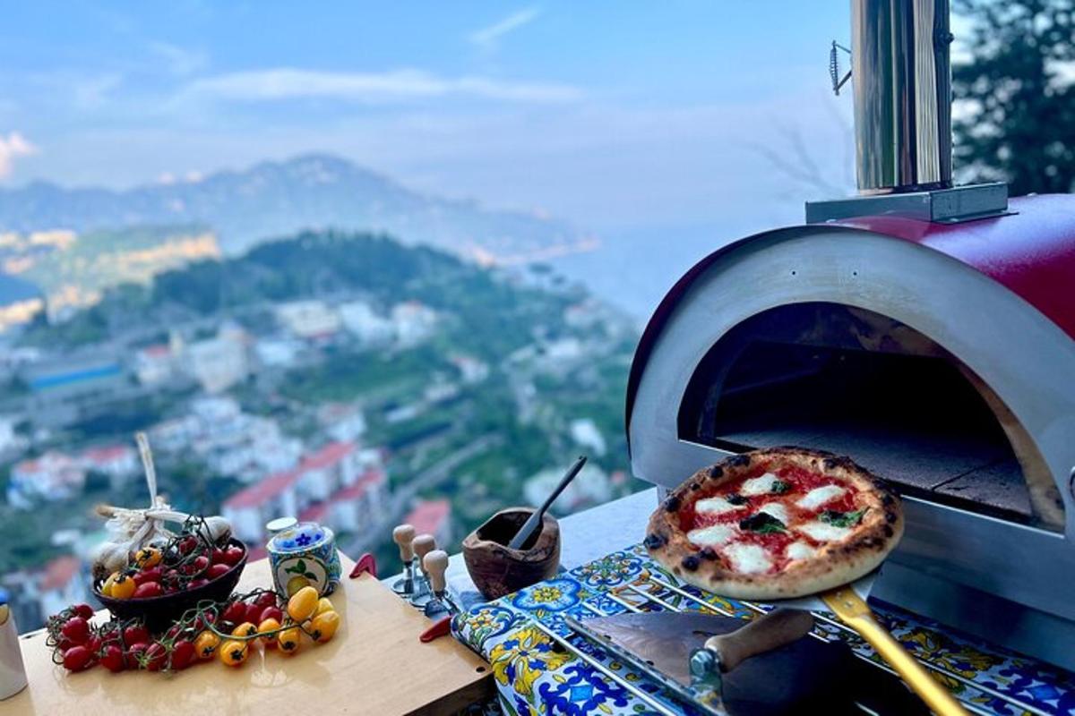 pizza se peče v peci na pizzu