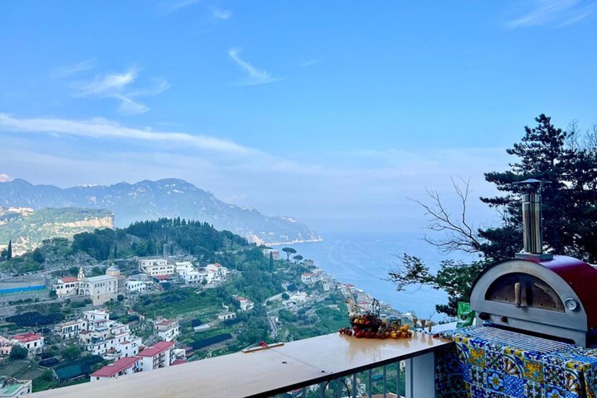 μπαλκόνι με θέα στην πόλη και τον ωκεανό