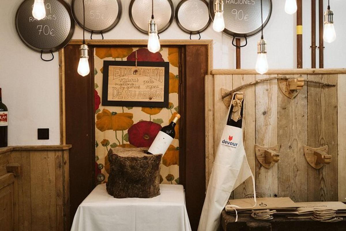 Una tienda con dos botellas de vino en una mesa.
