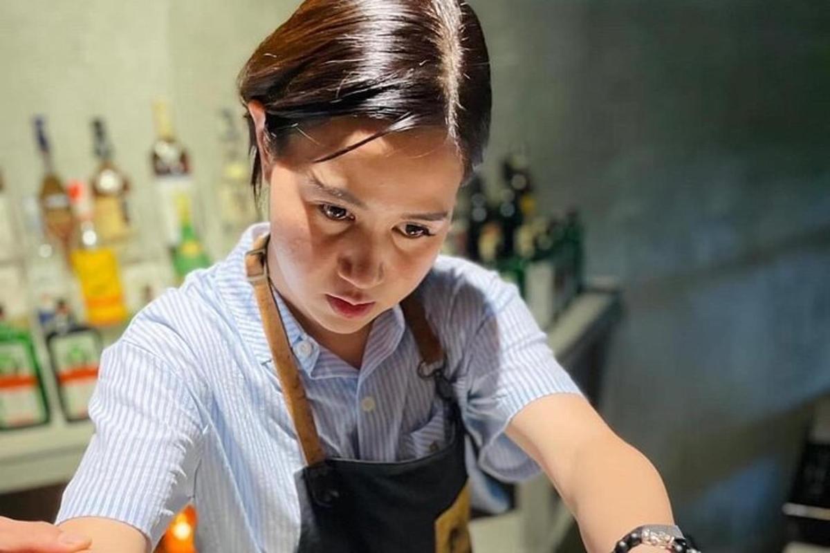 một phụ nữ trẻ mặc tạp dề trong bếp