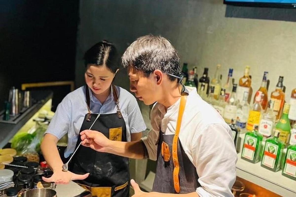 一名男子和一名女子在厨房准备食物