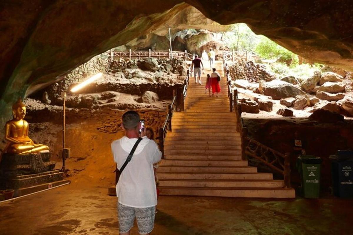 muž fotografující schodiště v jeskyni