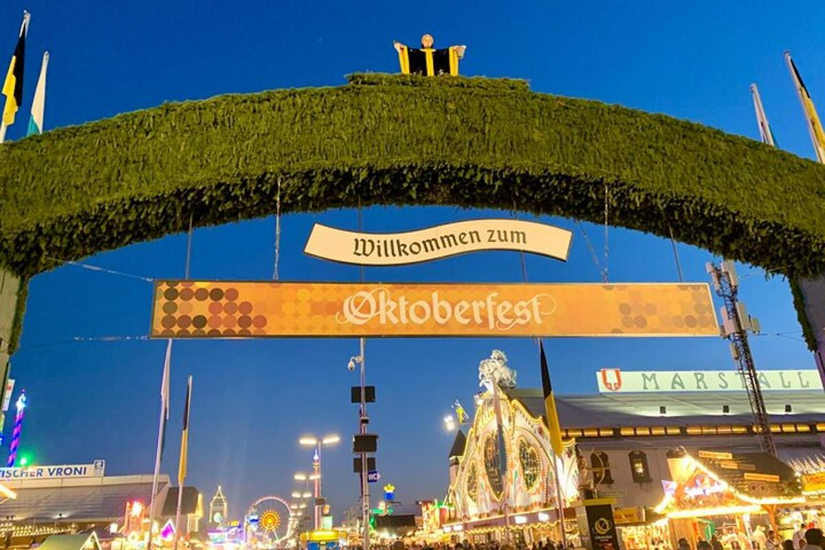 didelė arka su ženklu priešais turgų