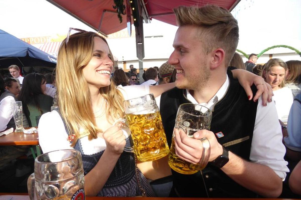 um homem e uma mulher segurando copos de cerveja