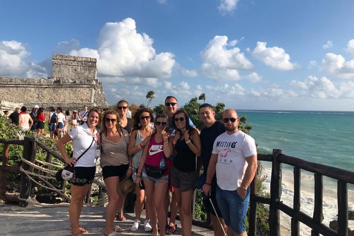 un grup de persones posant per a una foto davant de l'oceà