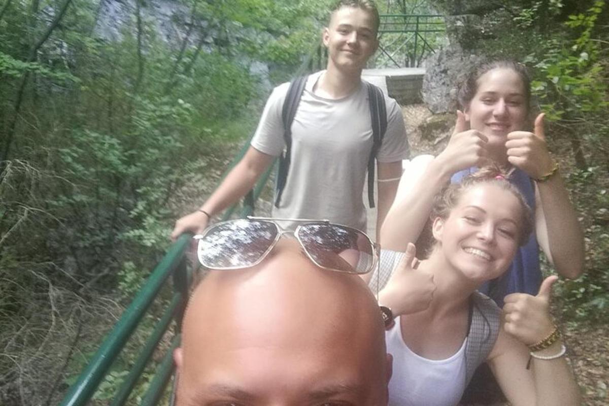 muž a dve ženy pózujú na fotke