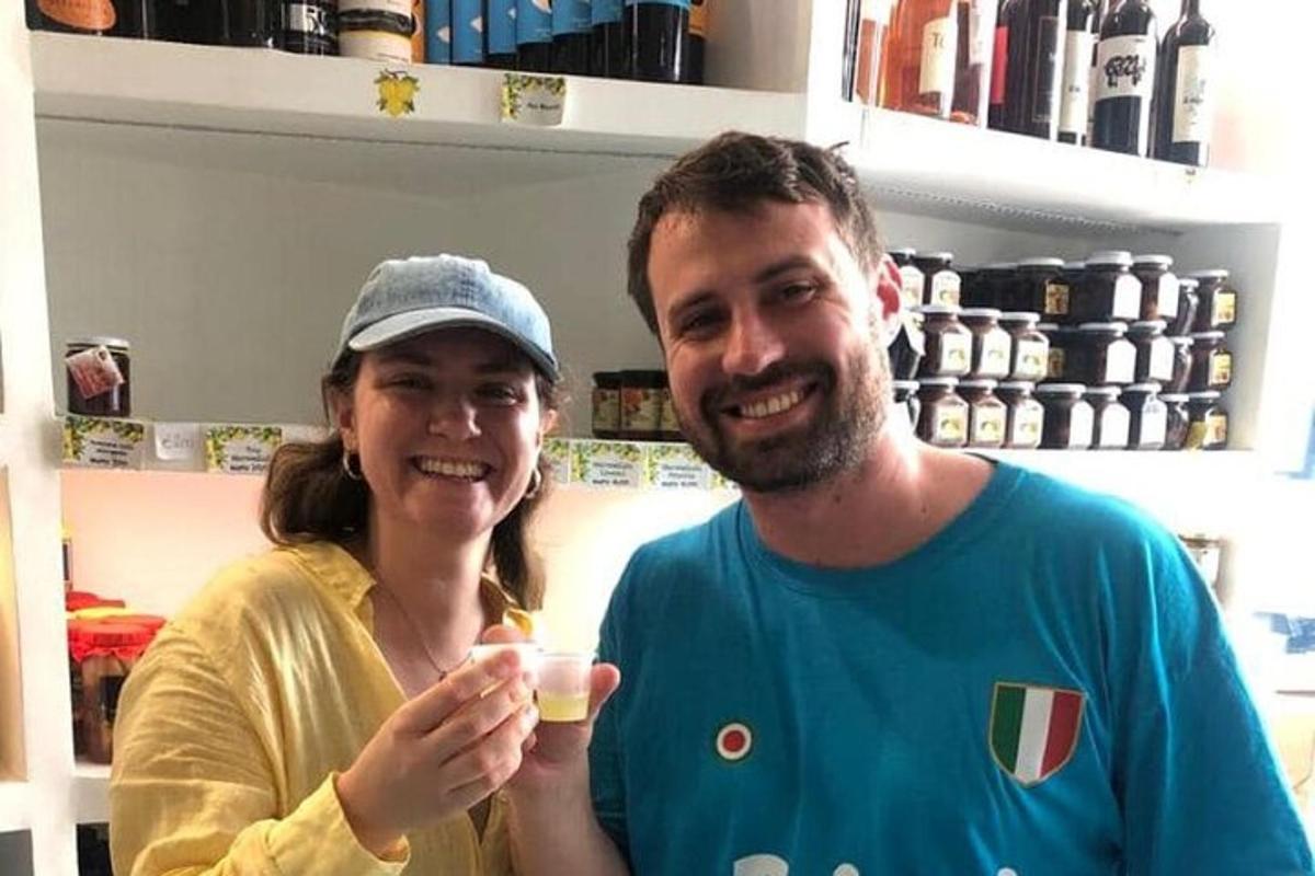 Un hombre y una mujer sosteniendo una copa de vino