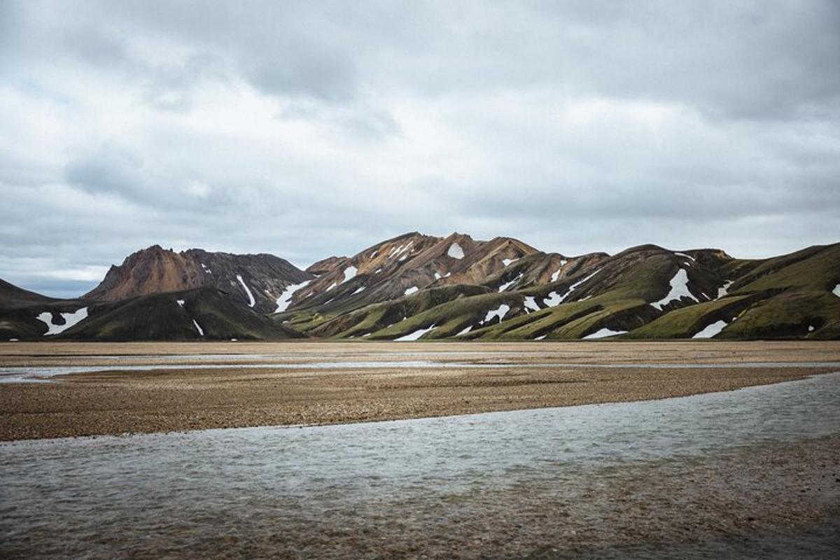 Una vista de una cadena montañosa con un cuerpo de agua.
