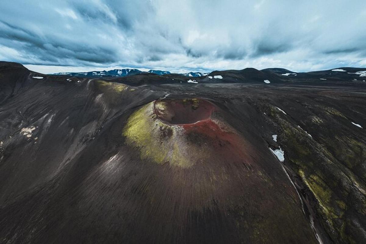 Una vista aérea de un gran campo abierto con montañas.