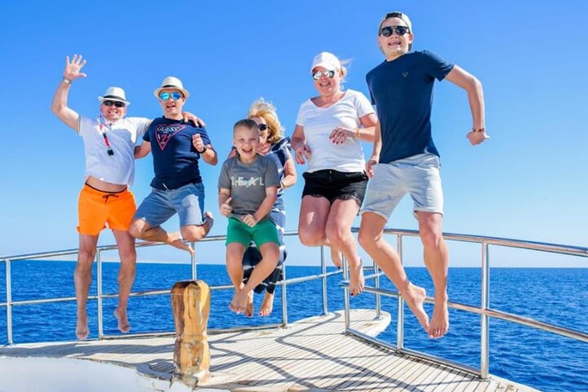 eine Gruppe von Menschen, die vom Deck eines Bootes springen