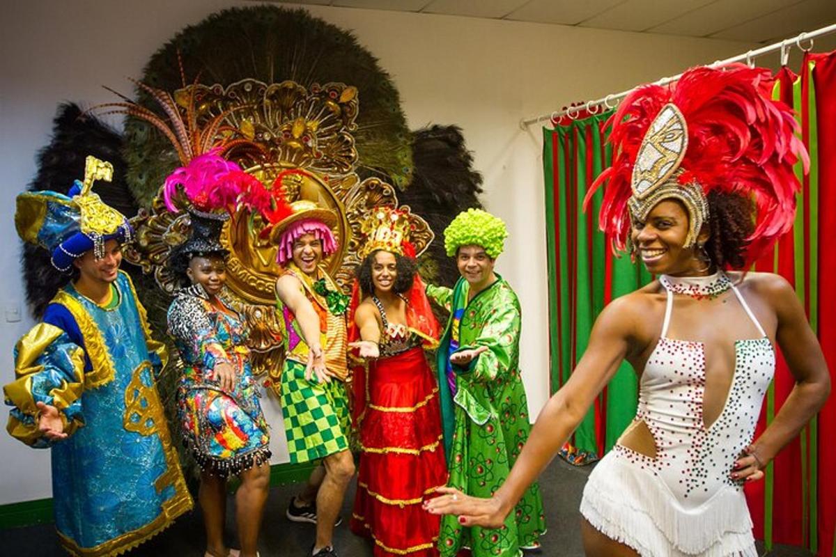un grup de oameni îmbrăcați în costume