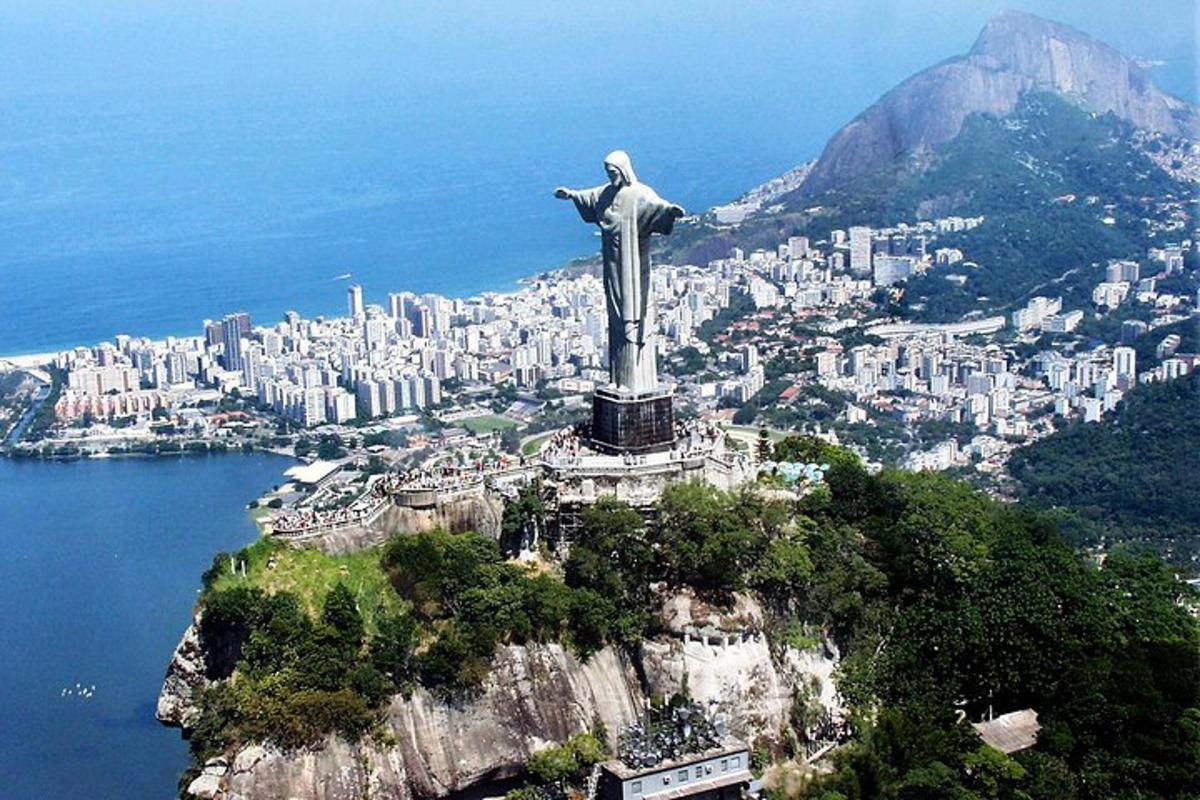 una statua del Cristo Redentore in cima a una montagna