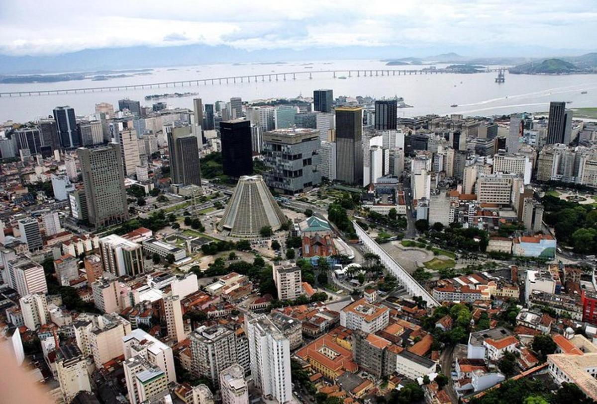 una vista aerea di una città con un ponte
