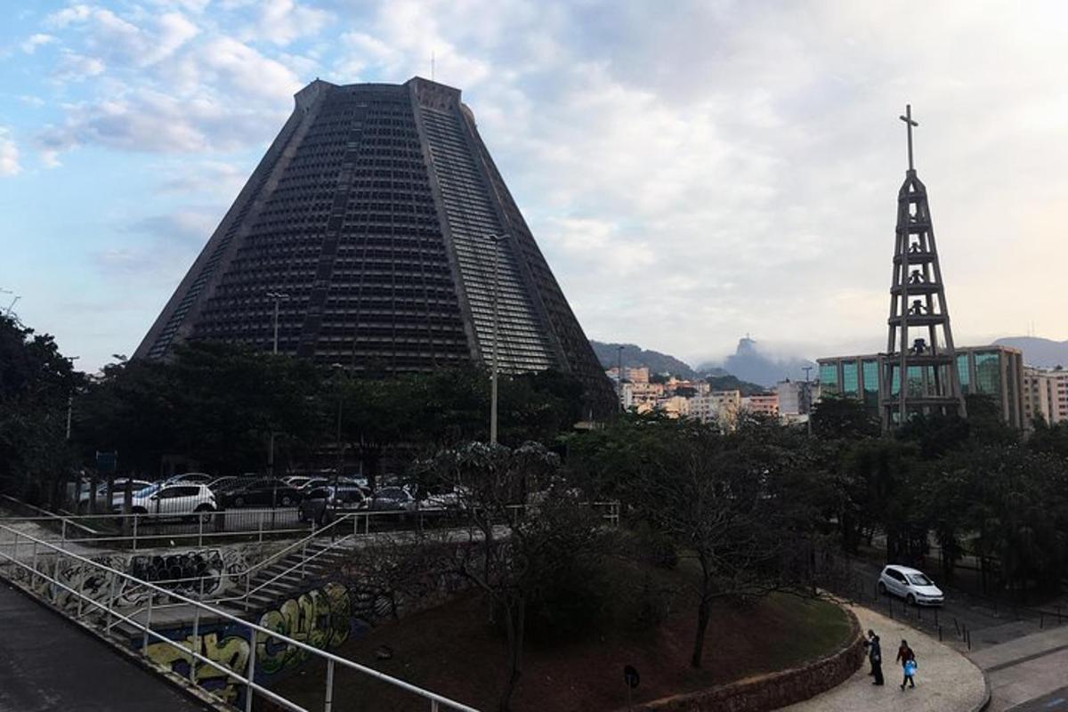 un grande edificio con una croce di fronte