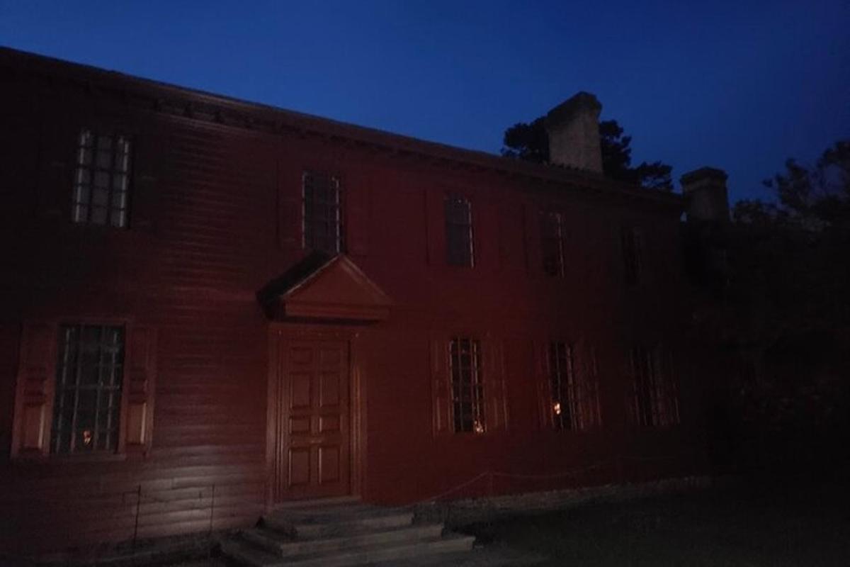 un grande edificio in mattoni rossi con una porta di notte