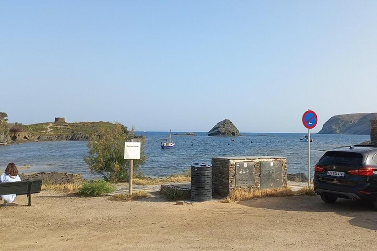 жінка сидить на лавці біля водойми