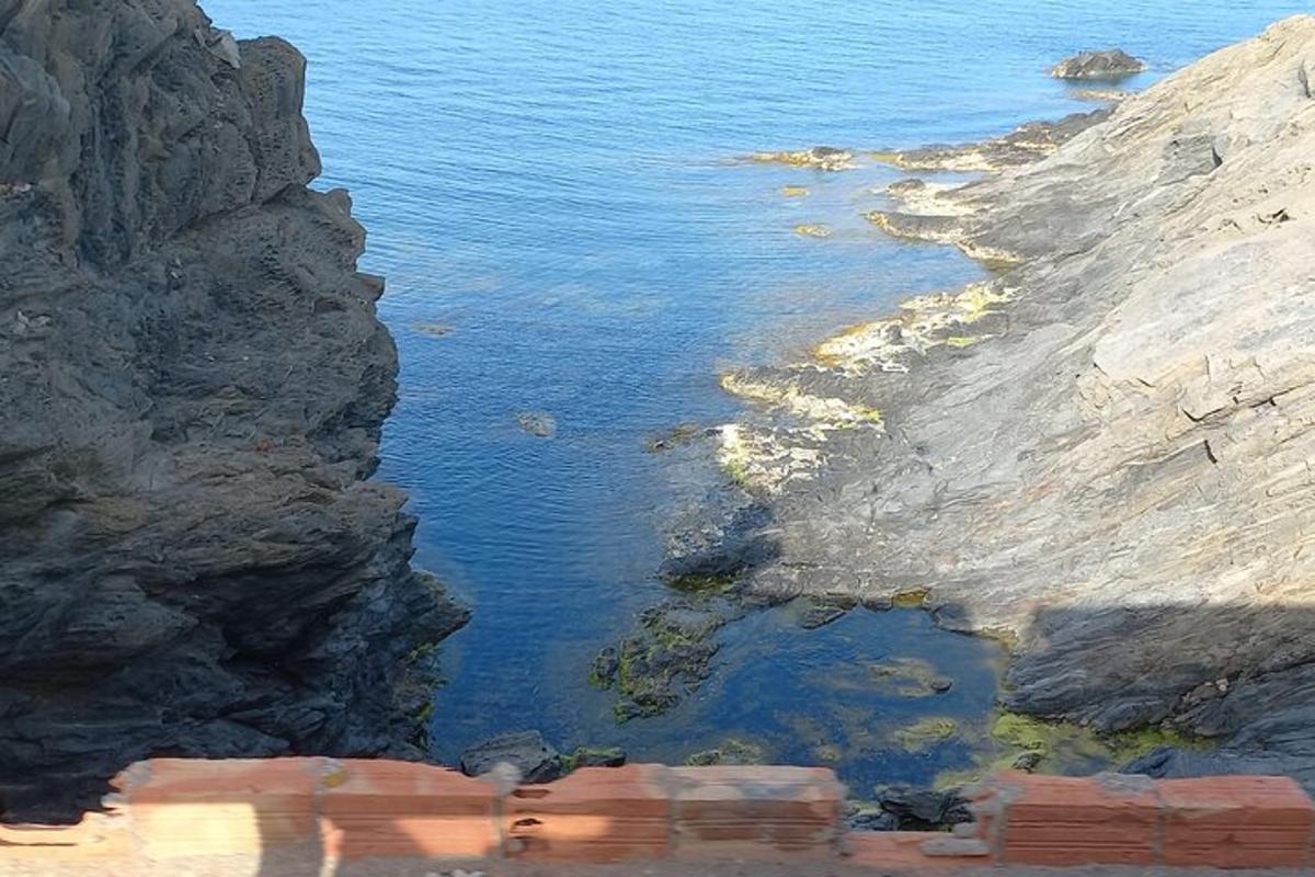 pogled na vodno telo med dvema skalama