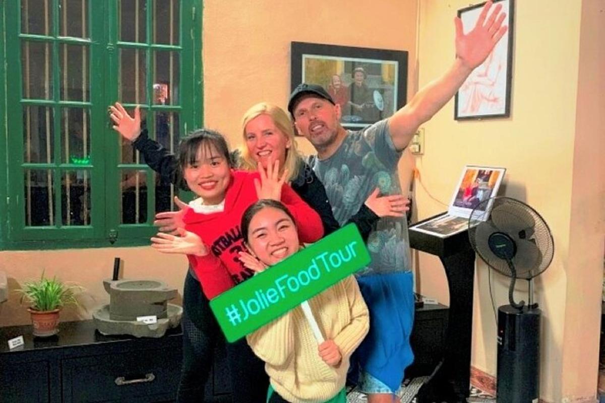 un gruppo di persone che posano per una foto