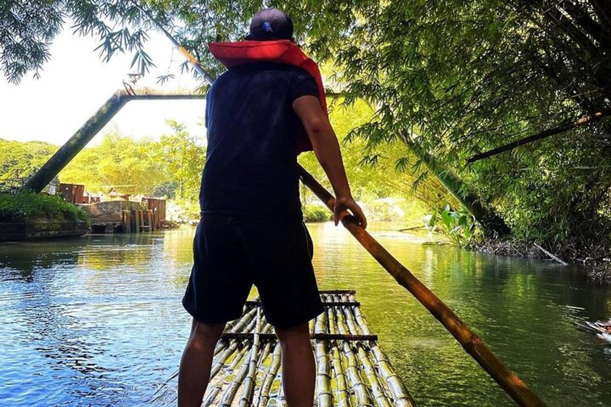 muž pádluje na lodi na řece