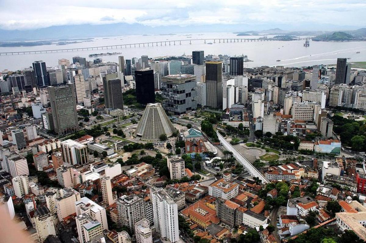 una vista aérea de una ciudad con un puente