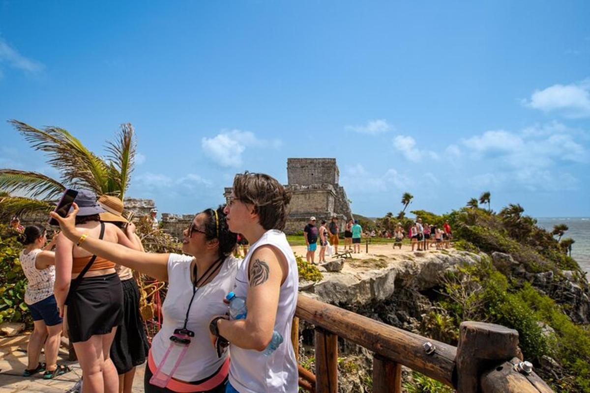 un gruppo di persone che scatta foto delle rovine Maya