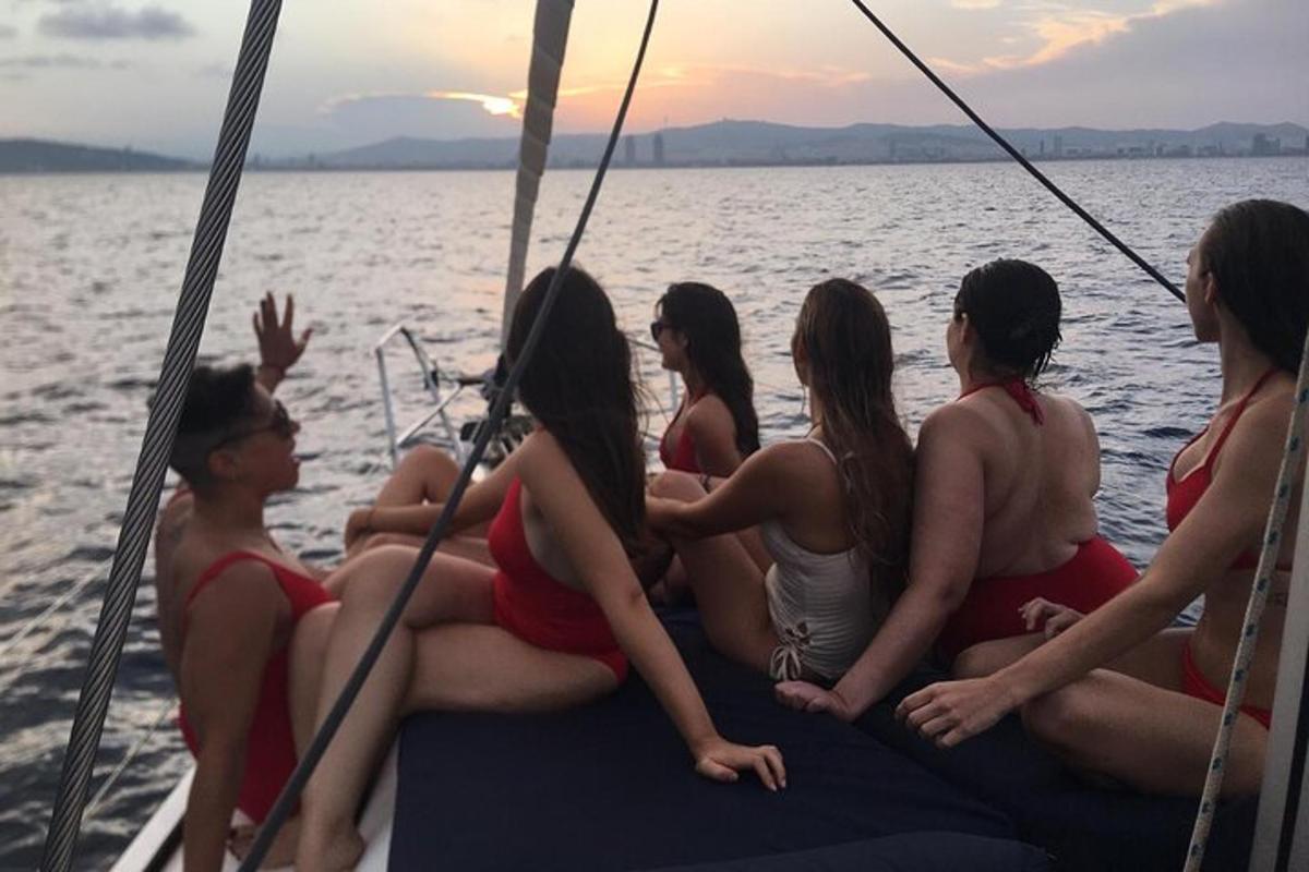 група жени, седнали на лодка във водата