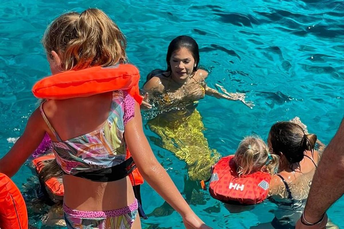 sekumpulan orang di dalam air di kolam renang