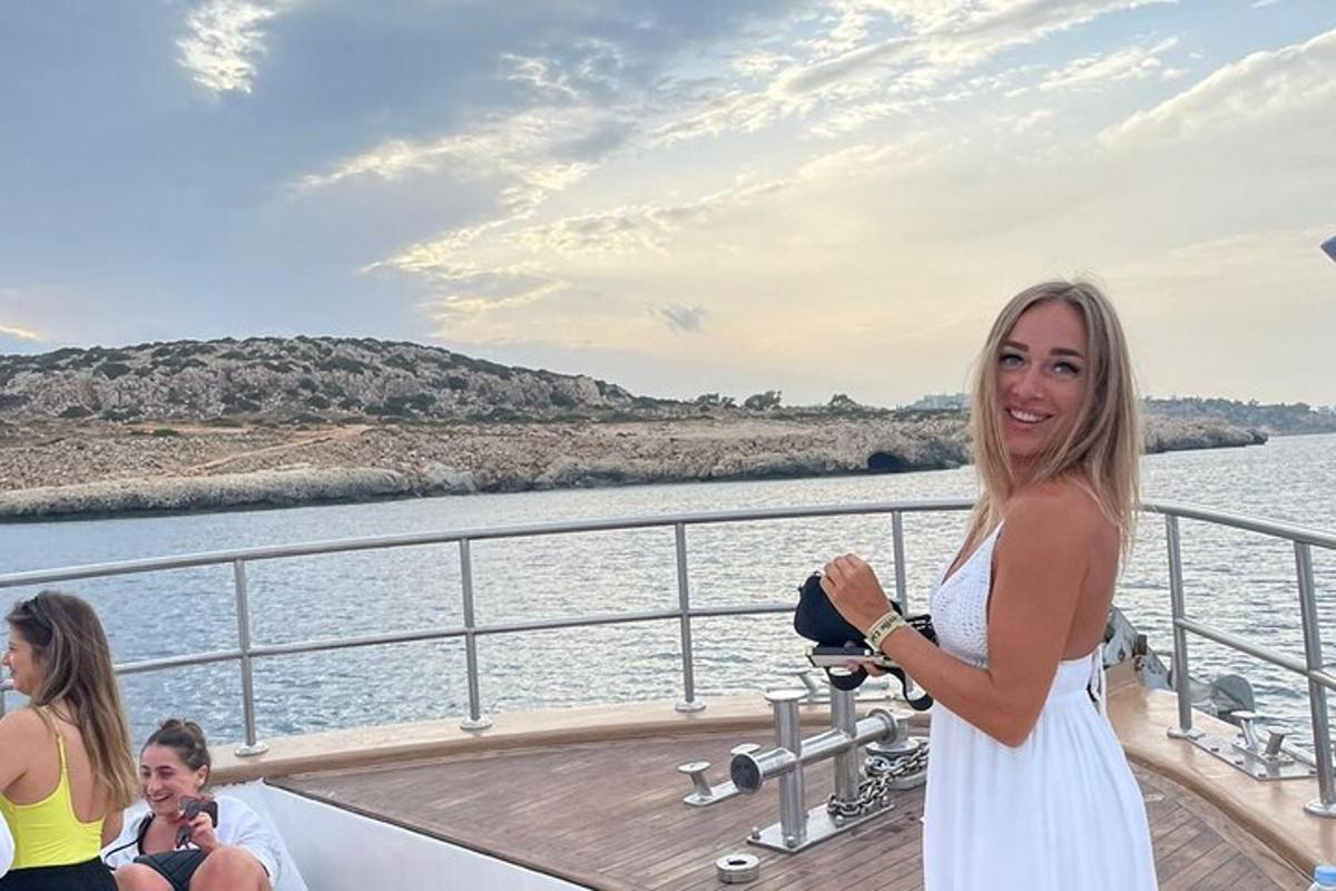 žena v bílých šatech stojící na lodi