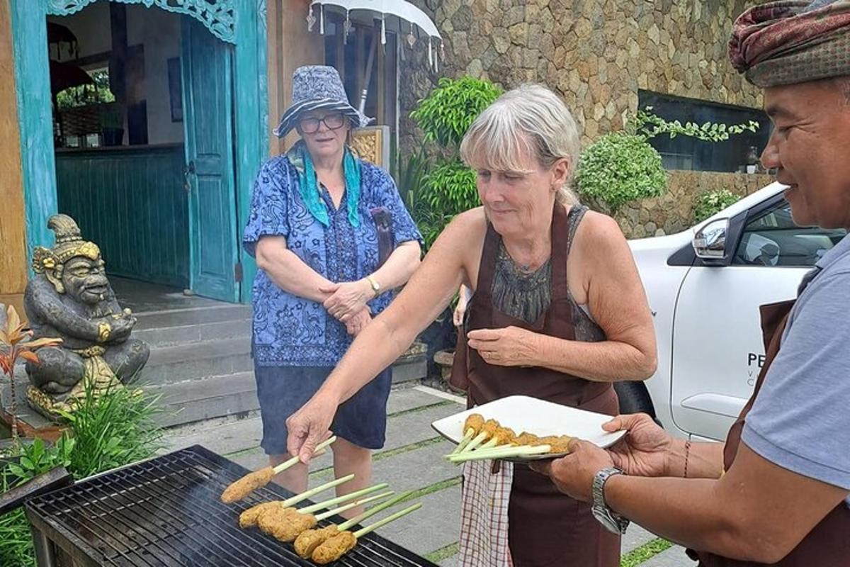 egy nő grillen süti az ételt