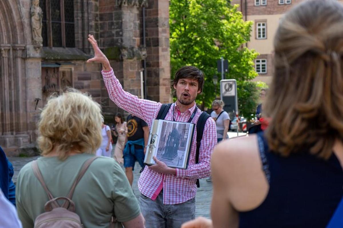 ein Mann, der in einer Menschenmenge ein Bild hält