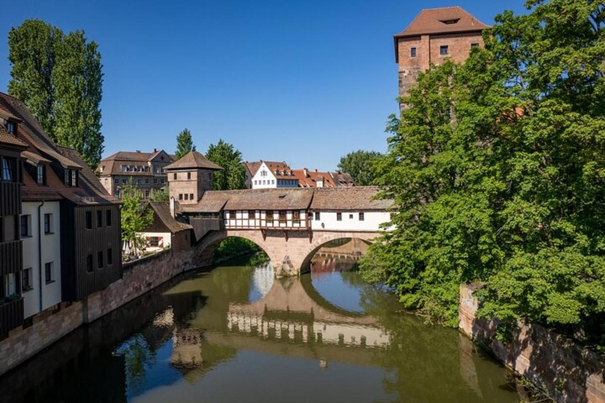 eine Brücke über einen Fluss in einer Stadt