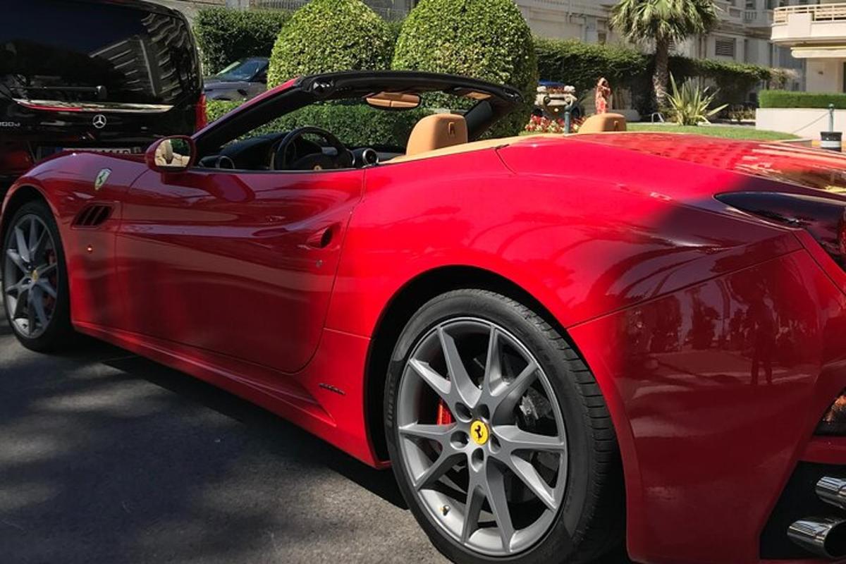 sebuah mobil sport merah terparkir di tempat parkir