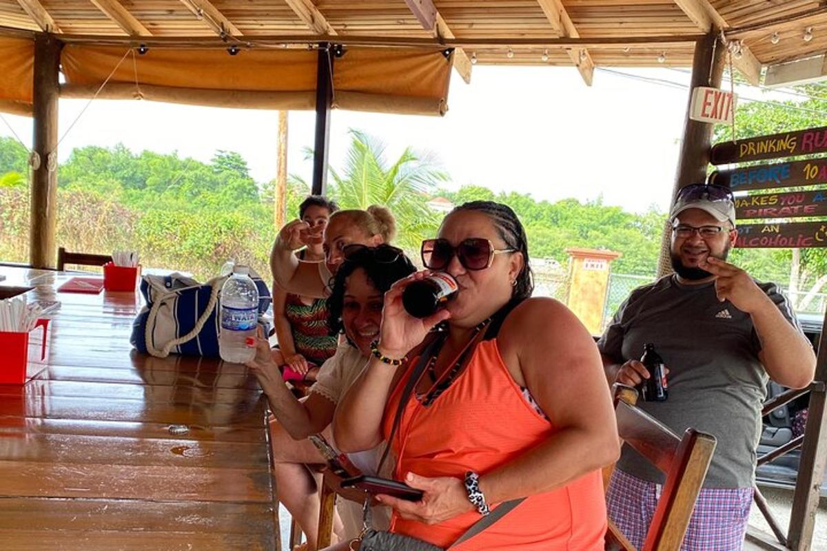 uma mulher falando ao celular em um bar