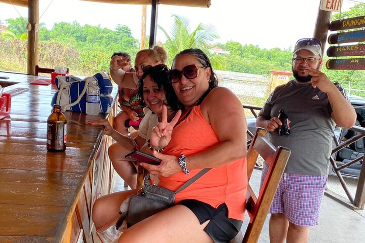 um grupo de pessoas sentadas em um bar em um barco