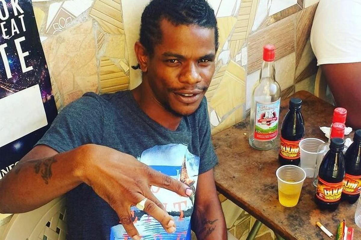 um homem sentado à mesa com uma revista