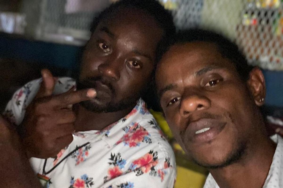 dois homens estão parados um ao lado do outro
