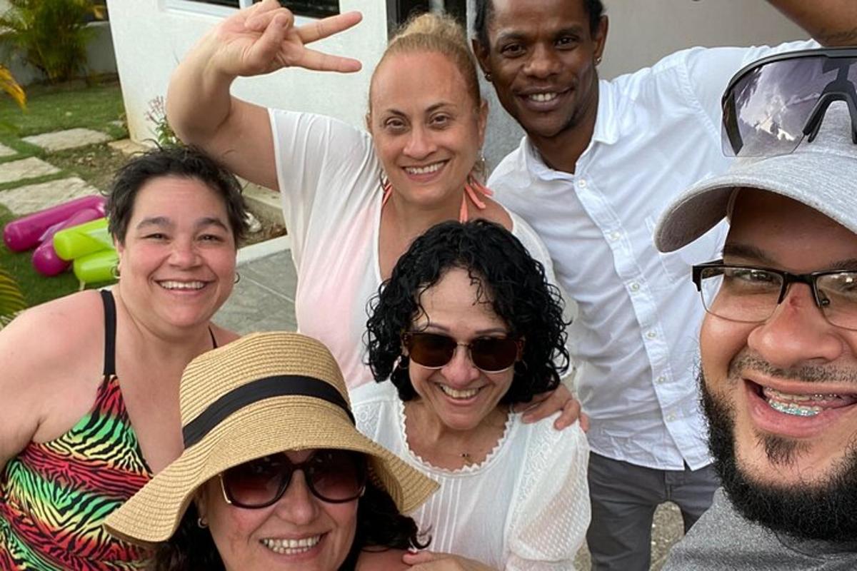 um grupo de pessoas posando para uma foto