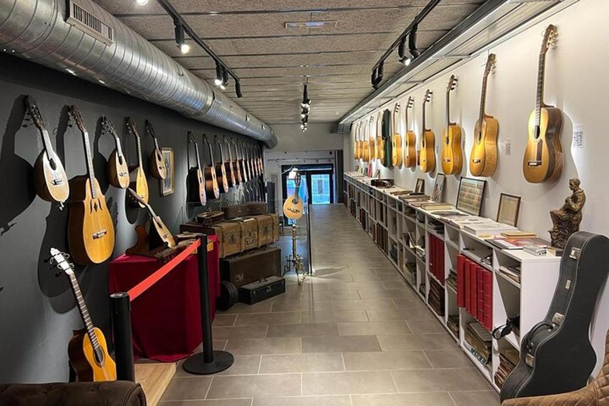 duvarda gitarların asılı olduğu bir gitar dükkanı