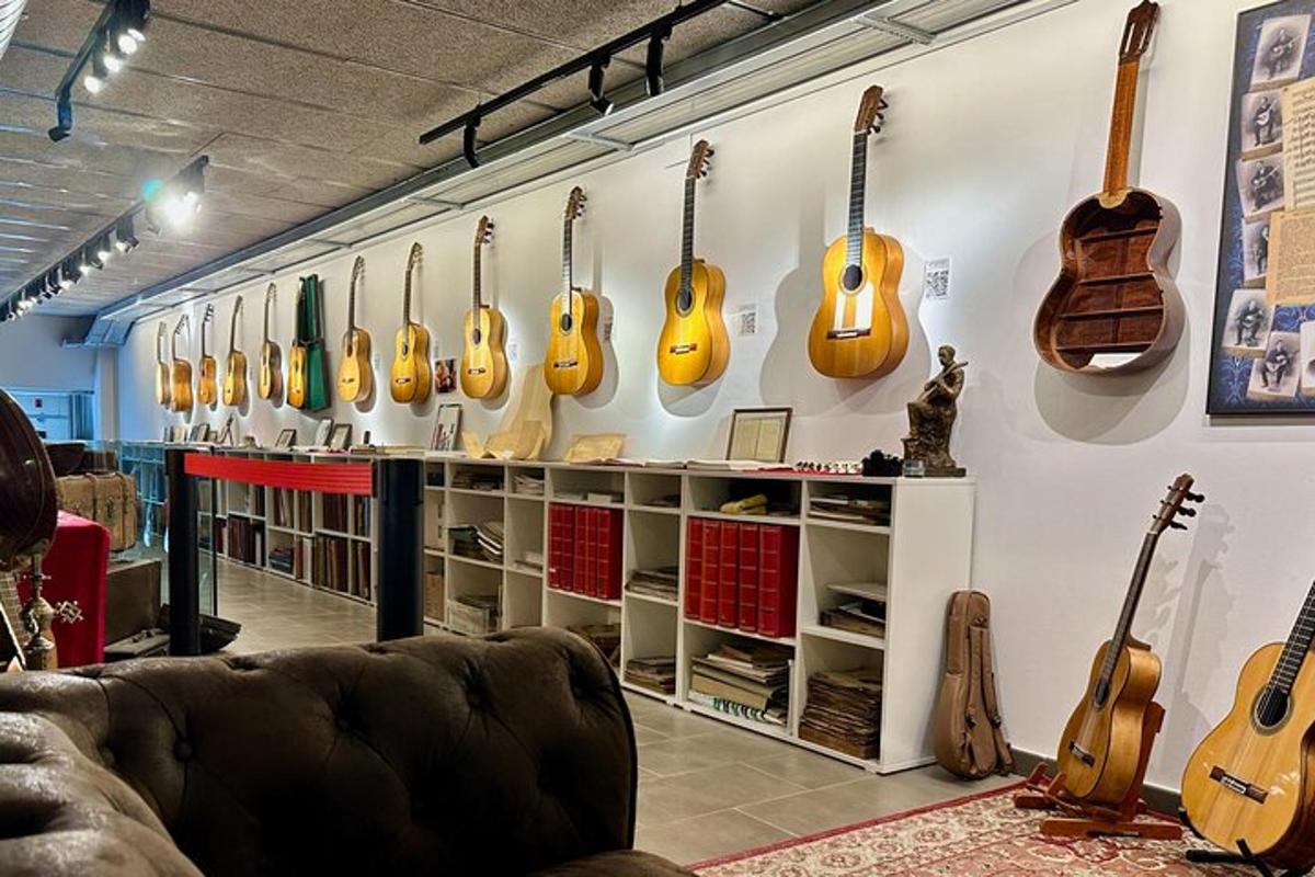 duvarda bir sürü gitarın asılı olduğu bir oda