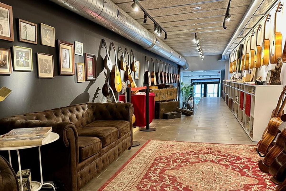 duvarda kanepe ve gitarların bulunduğu bir oturma odası