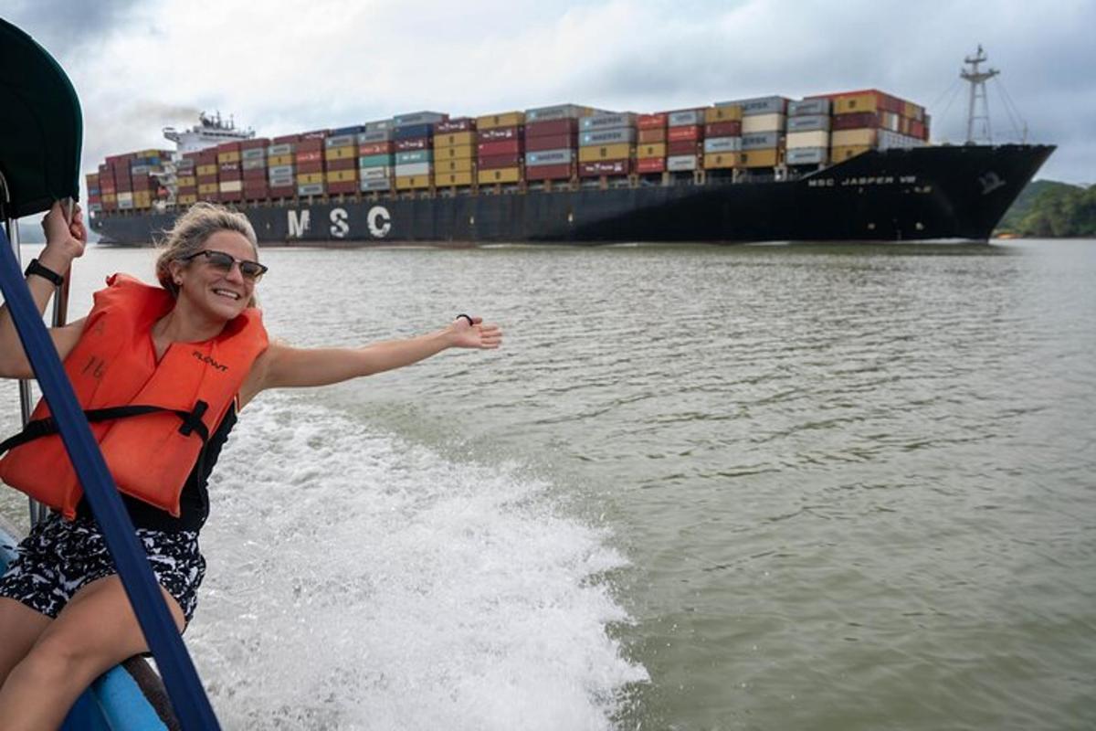 una mujer en un barco en el agua con un barco