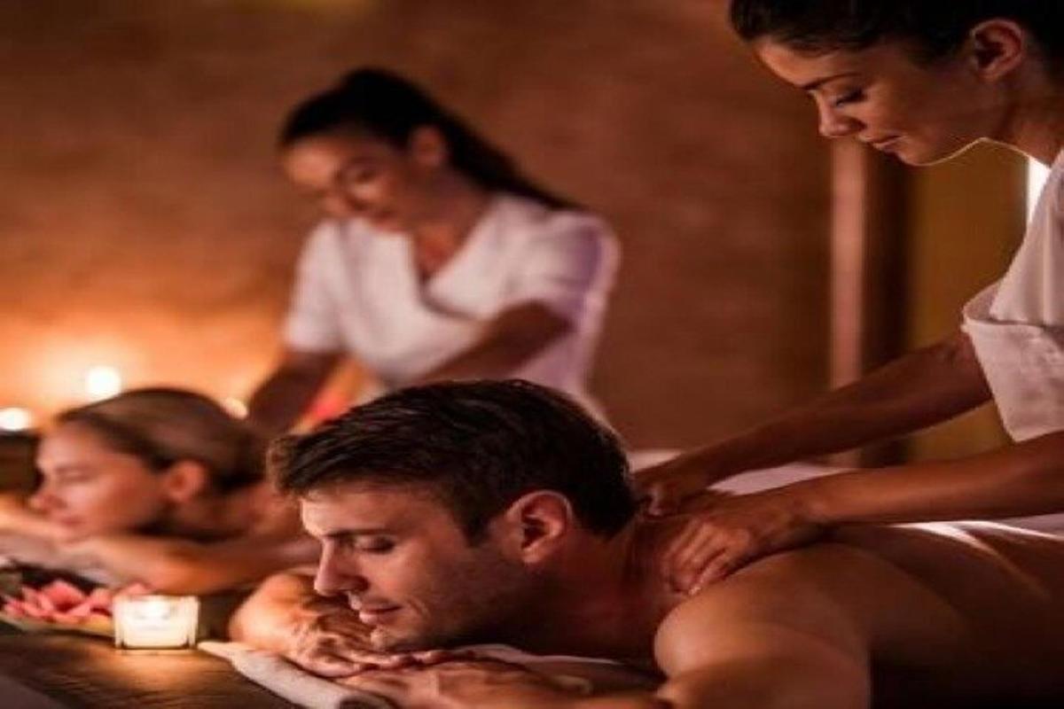 eine Gruppe von Menschen badet in einer Badewanne